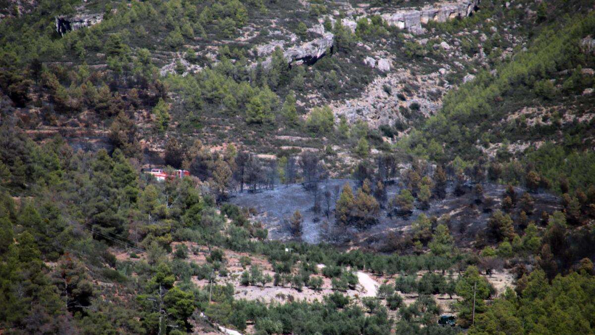 Los Bombers dan por controlado el incendio de Cabacés que ha quemado 110 hectáreas