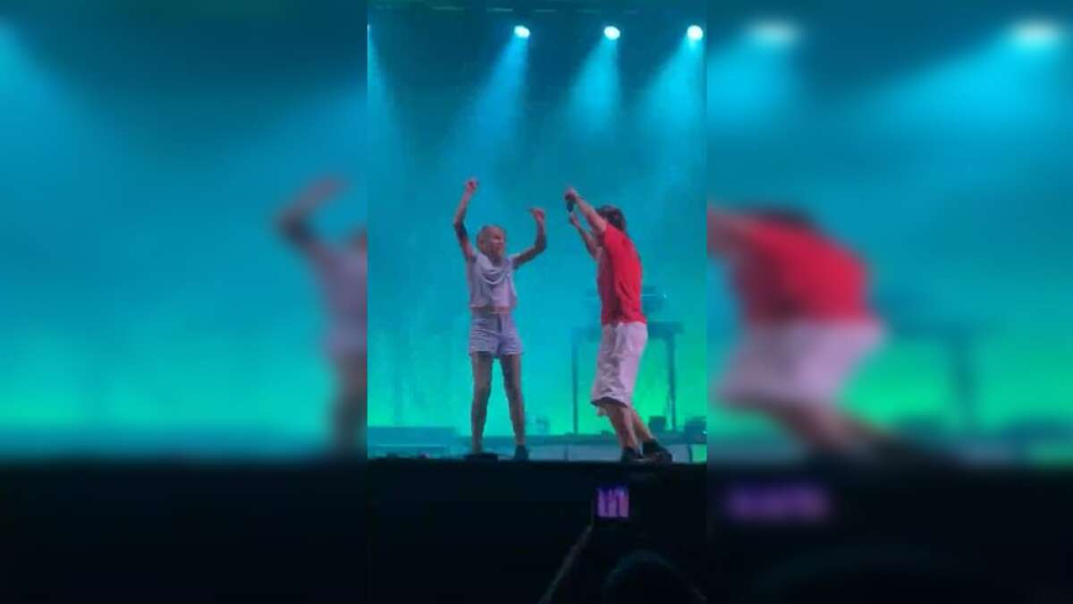 El gesto de la Mushkaa con Arlet, una niña de once años que soñaba con cantar con ella en el escenario