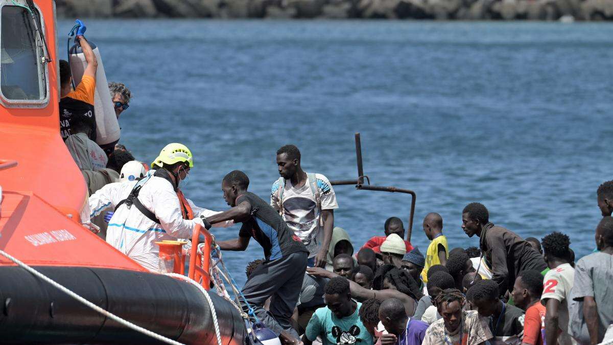 El repunte de cayucos y el ruido político disparan los recelos sobre la inmigración