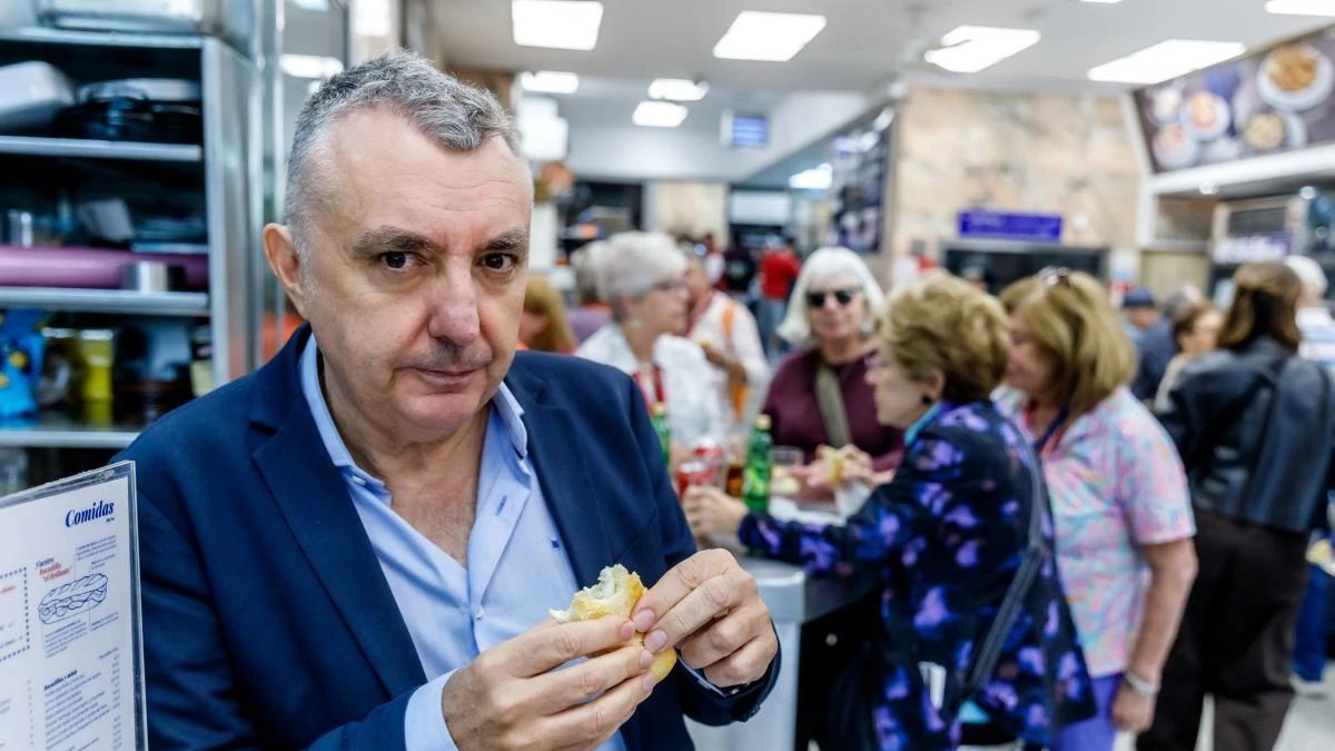 El escritor Manuel Vilas da el pregón en la feria del libro viejo y antiguo en Madrid