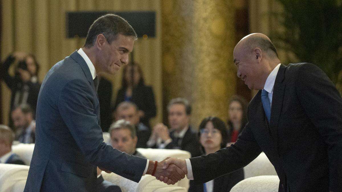 Pedro Sánchez visita China para que el porcino no pague por los aranceles al coche eléctrico