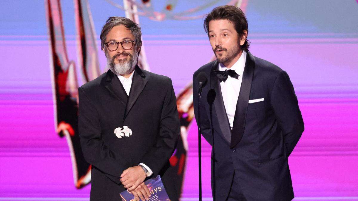 Diego Luna y Gael García Bernal dan la sorpresa al presentar en español un Emmy