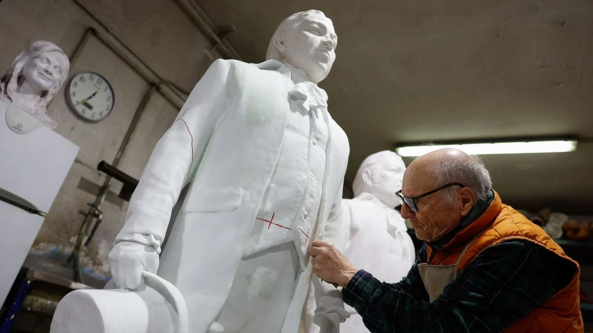 Últimos retoques de Antonio López a la gran escultura de Goya para la casa natal de Fuendetodos