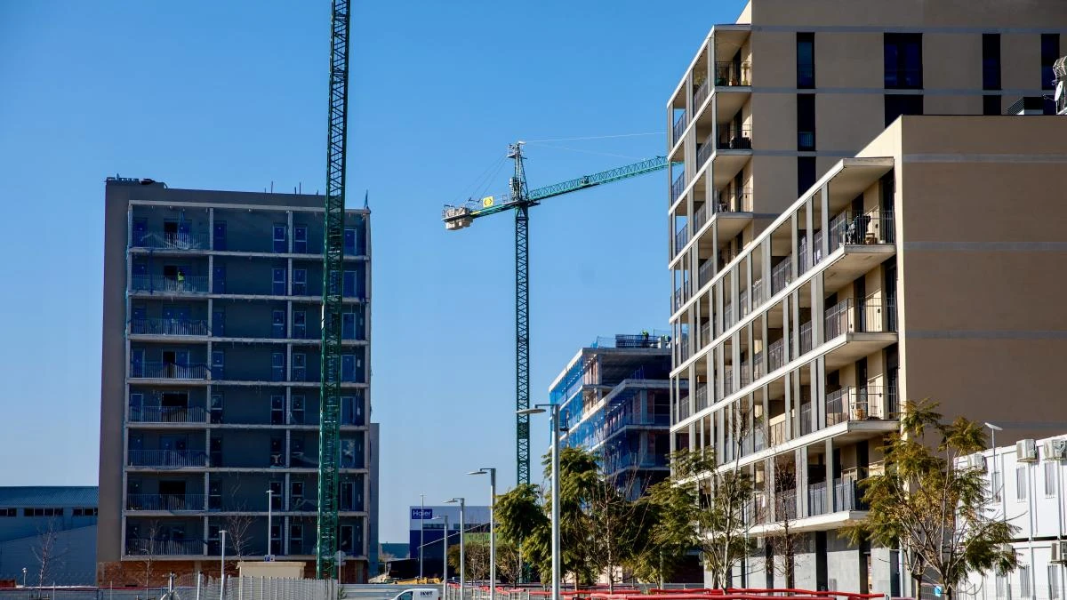 Los visados para vivienda nueva en el área de Barcelona caen un 34% en plena crisis habitacional