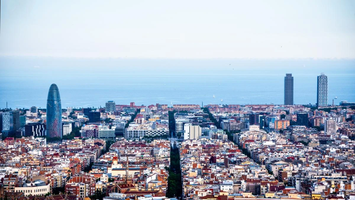 Ninguna “nueva” Ordenanza de Convivencia de Barcelona contempla prohibir 'tomar el fresco'
