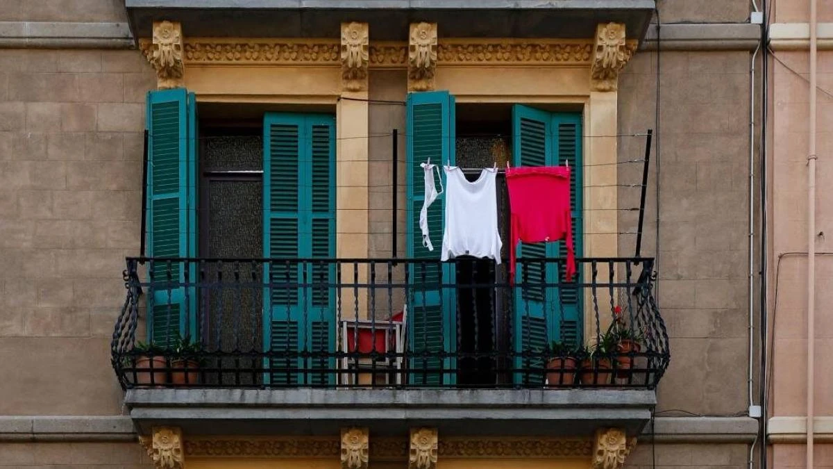 Barcelona no prohibirá tender ropa en las fachadas 'para atraer al turismo', es una norma de 1999