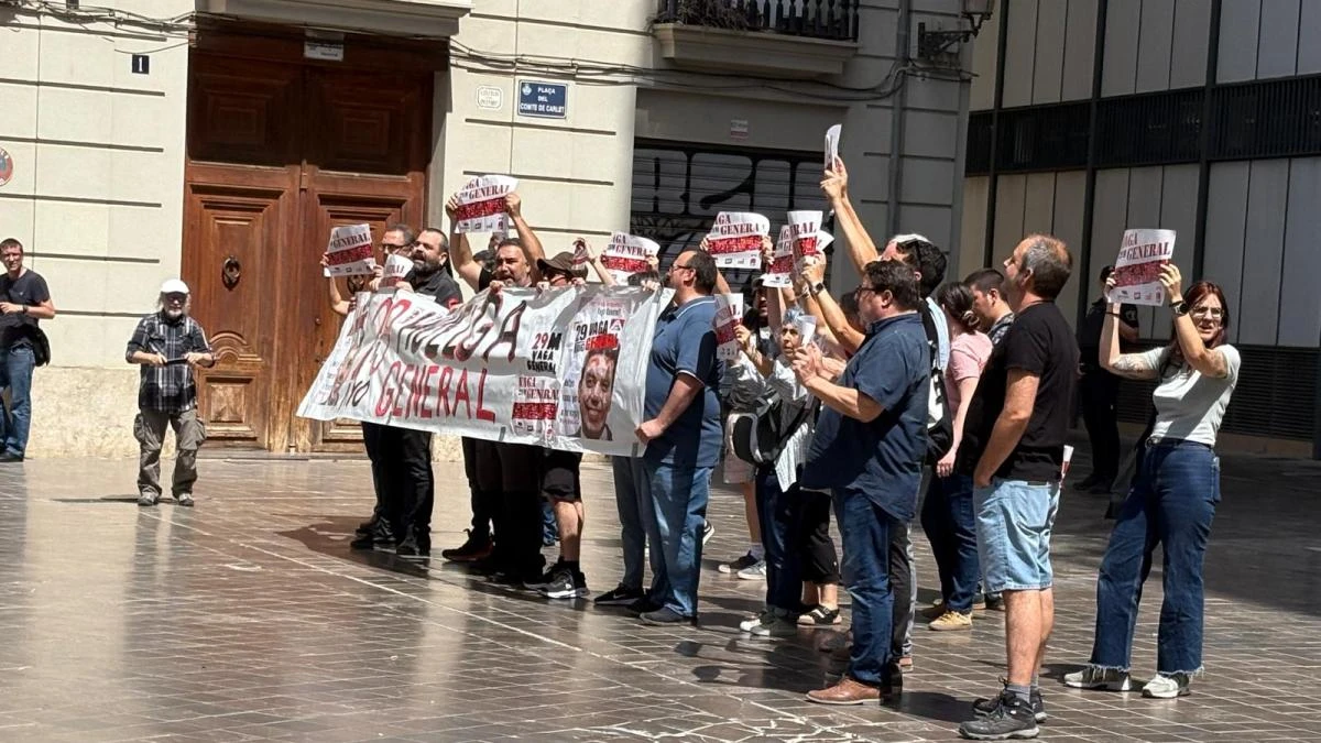 Los sindicatos CGT, CNT, Intersindical y COS ocupan la sede de la CEV en València