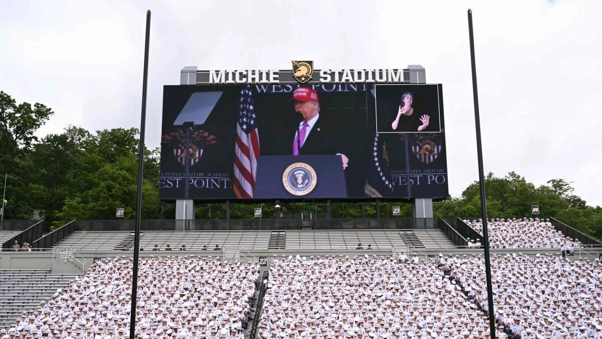 Trump utiliza la graduación en West Point para dar otro mitin de campaña