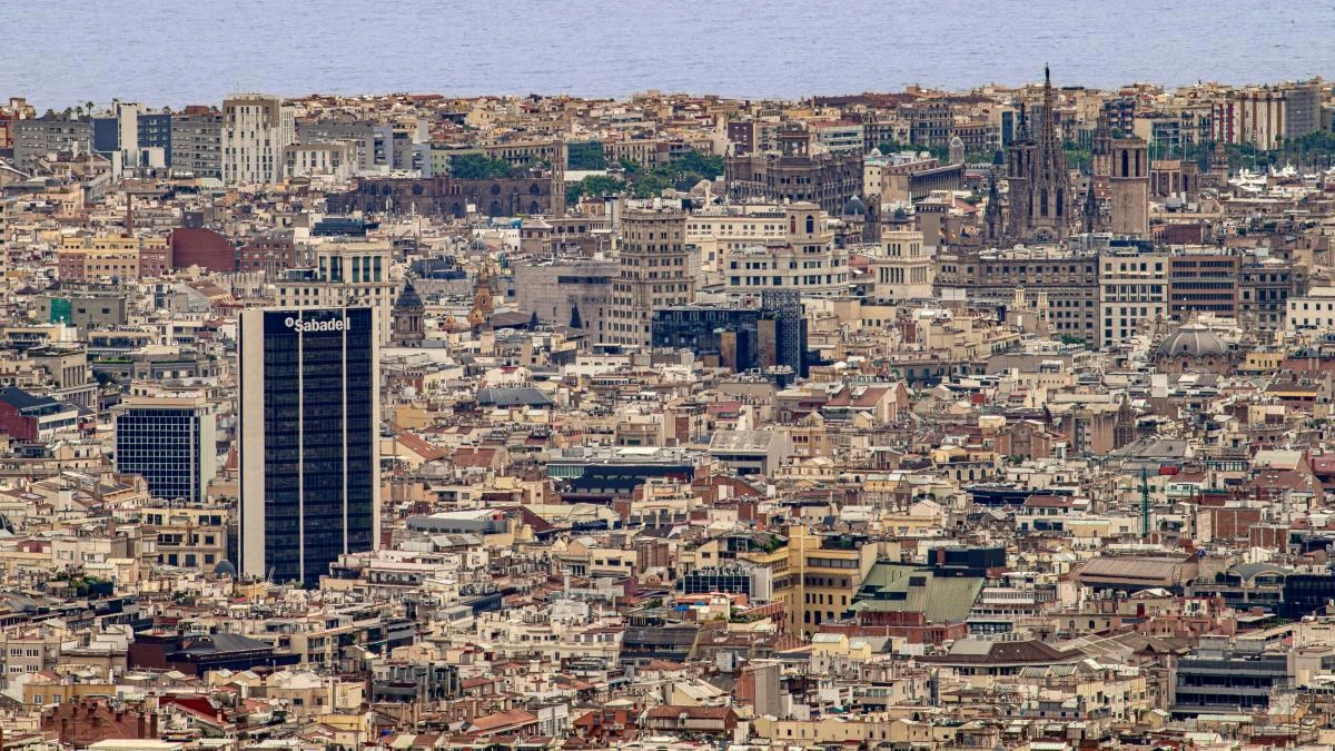 Tres símbolos en una imagen: poder económico, espiritual y social en un solo encuadre