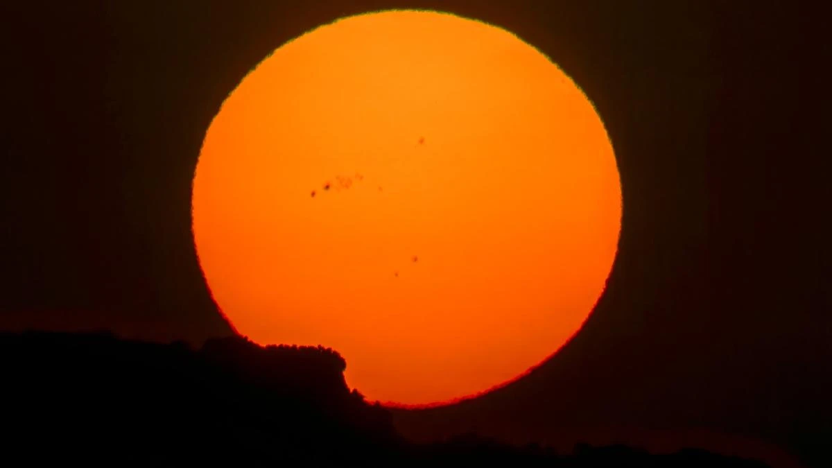 De la luna medio tapada al sol manchado