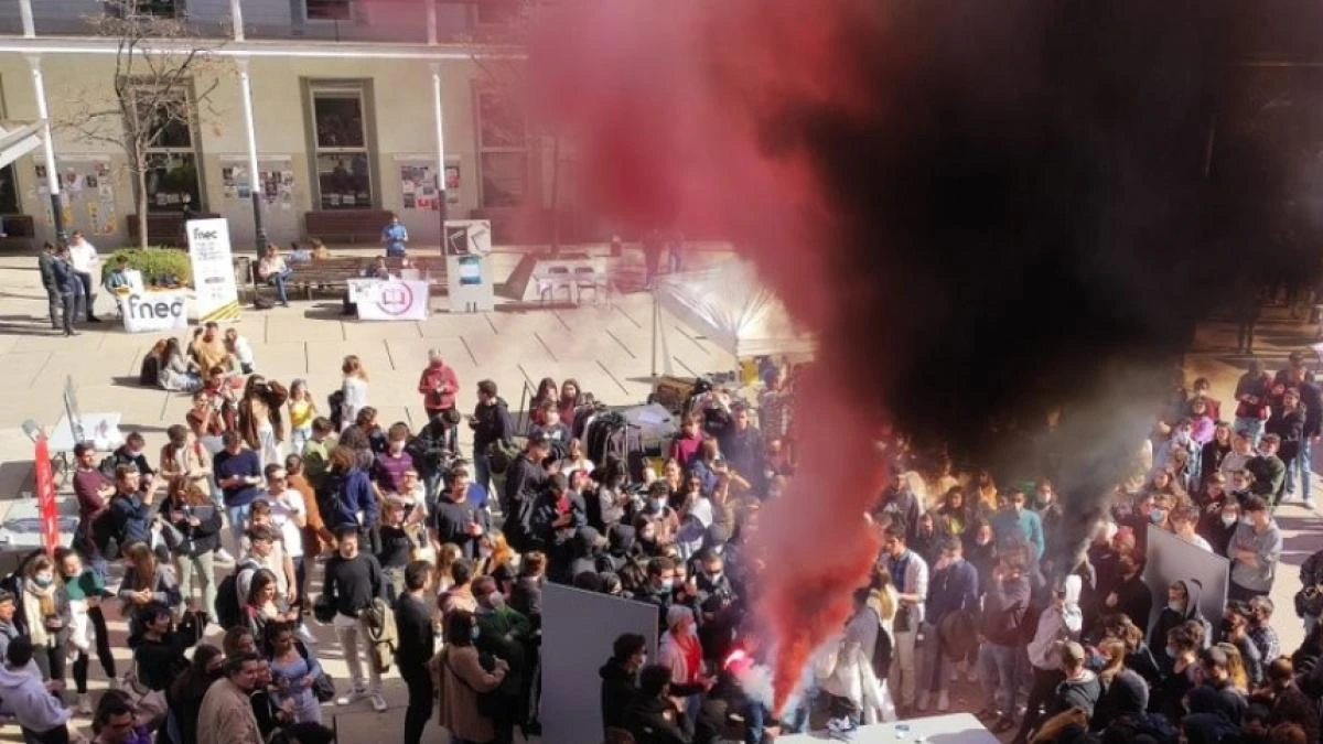 Dos años de prisión para cuatro independentistas por boicotear una carpa de estudiantes españolistas