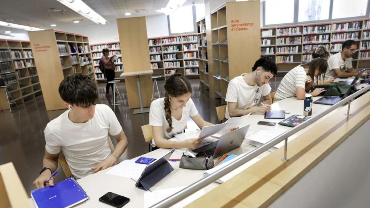 Unos 44.200 estudiantes catalanes se enfrentan hoy a las PAU más polémicas