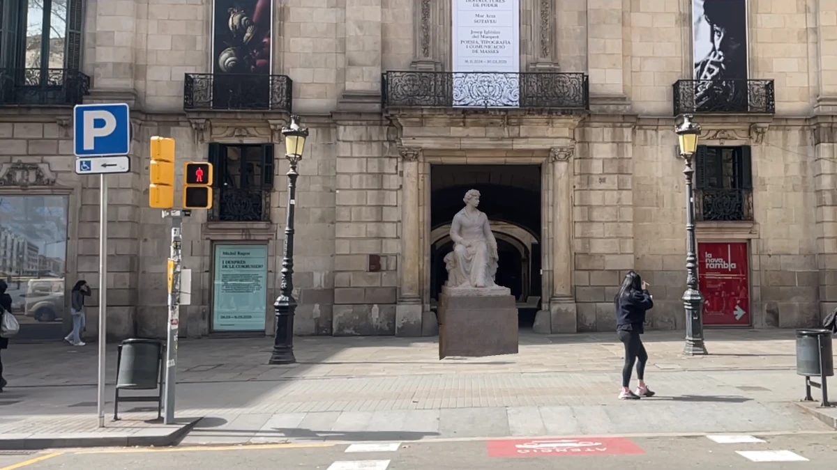 El Monumento a Mariano Fortuny se puede ver en su lugar deseado gracias a un holograma