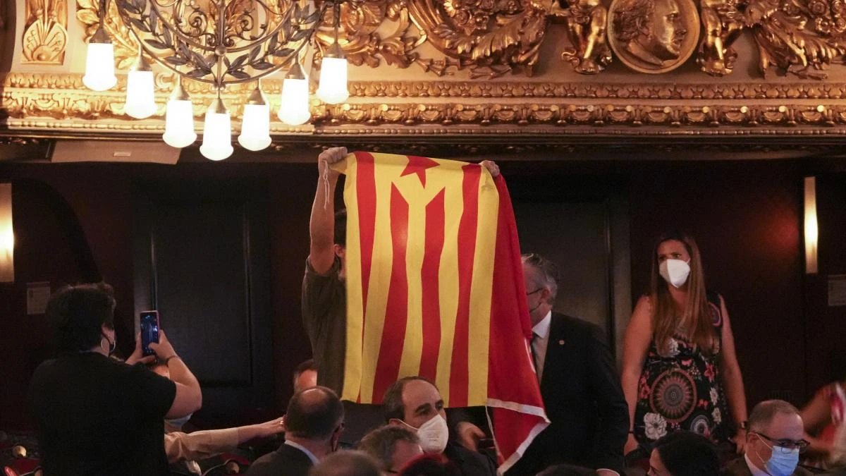 Un espontáneo independentista intenta boicotear el acto de Sánchez sobre los indultos