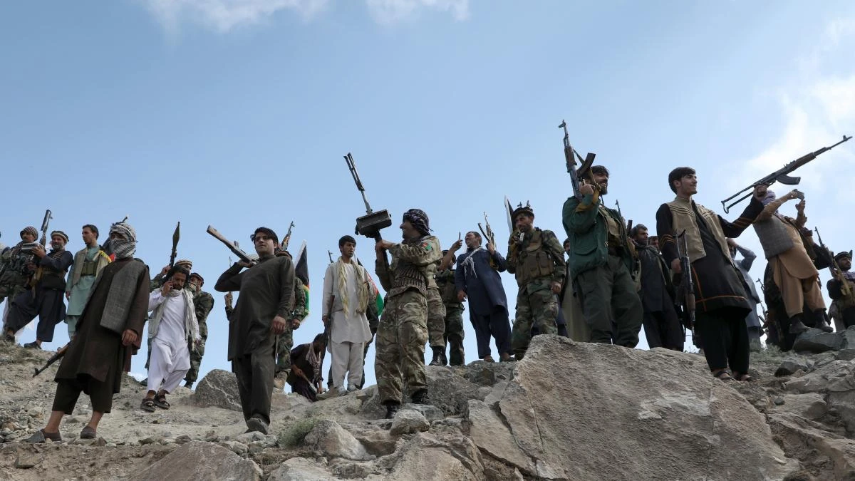 Los talibanes avanzan y ya controlan la frontera con Tayikistán