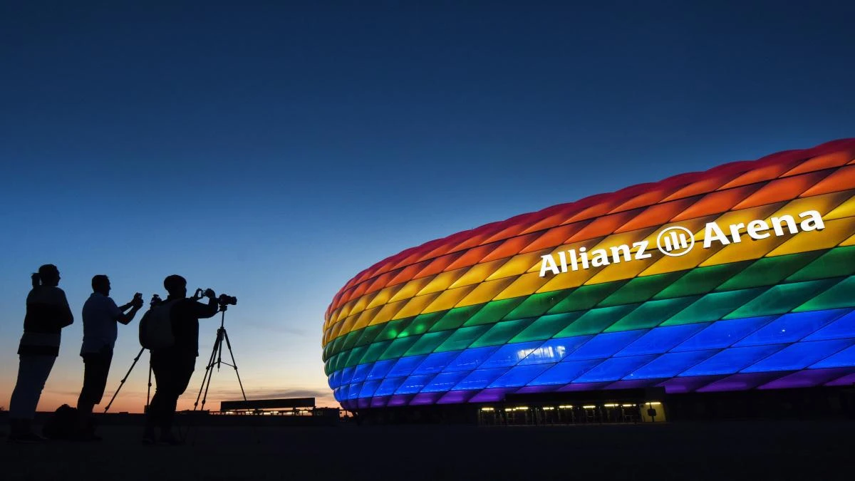 El veto de la UEFA a la iluminación del arco iris en el estadio de Munich desata un ola de actos reivindicativos