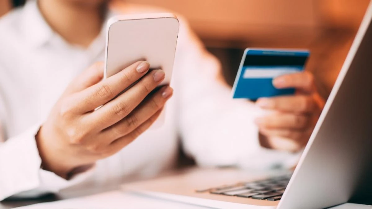 Defrauda a sus compañeros con sus tarjetas y huye a Europa con más de $3 millones