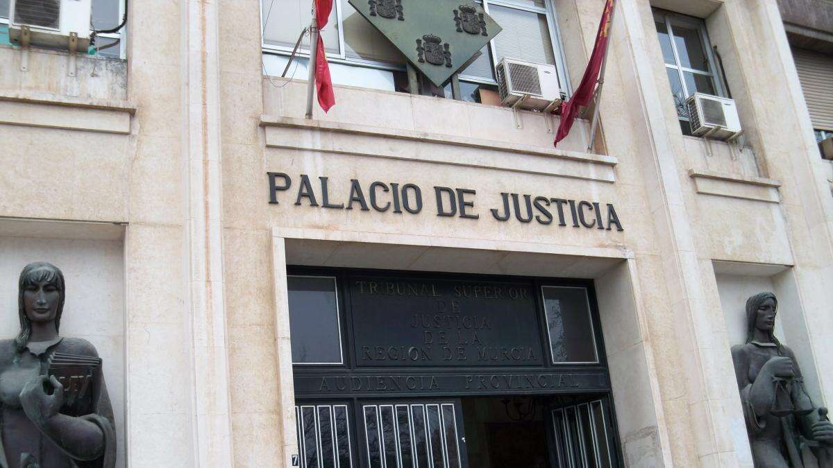 Piden 13 años de cárcel para un hombre acusado de agredir a una menor en Murcia: “Me introdujo a la fuerza en un portal”