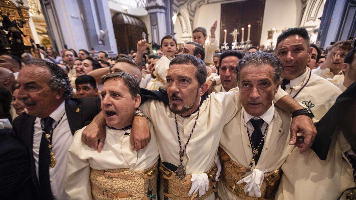 Antonio Banderas consuela a la gente tras ser cancelada la procesión de su cofradía en Málaga: 