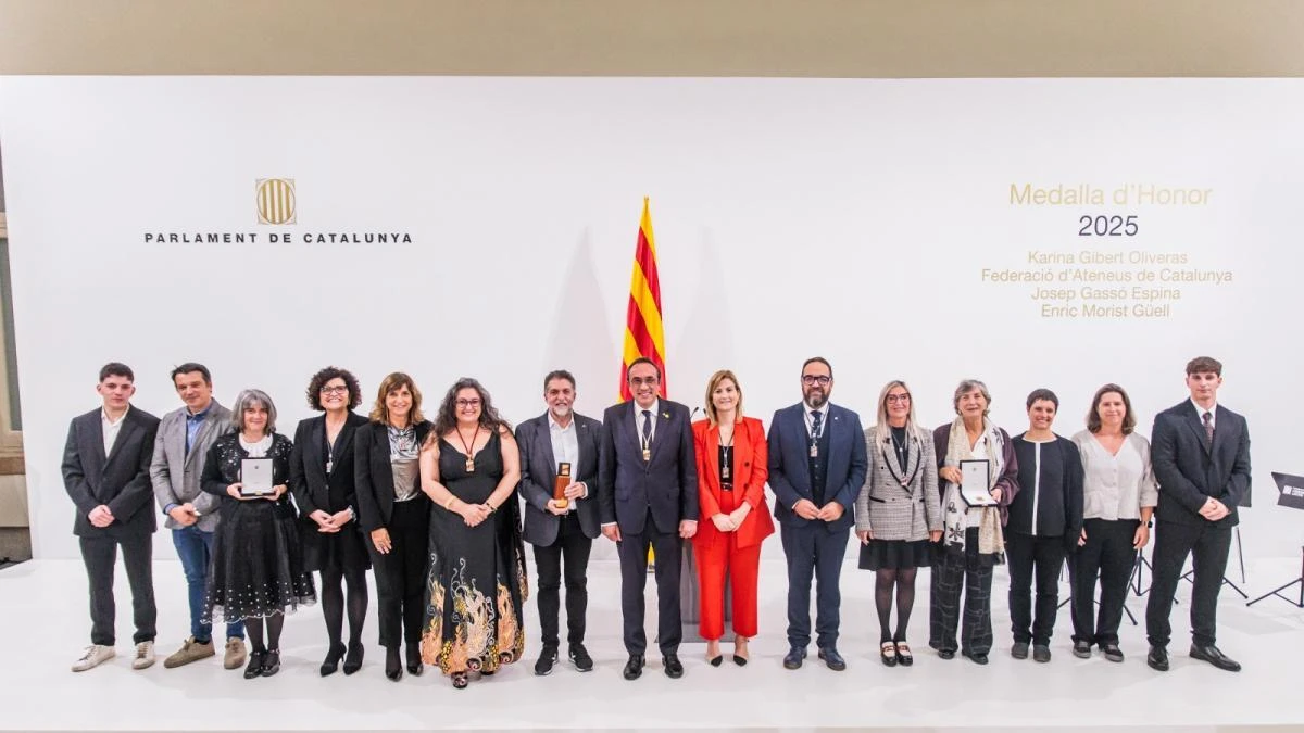 La Federació d'Ateneus de Catalunya y Karina Gibert reciben la Medalla d'Honor del Parlament