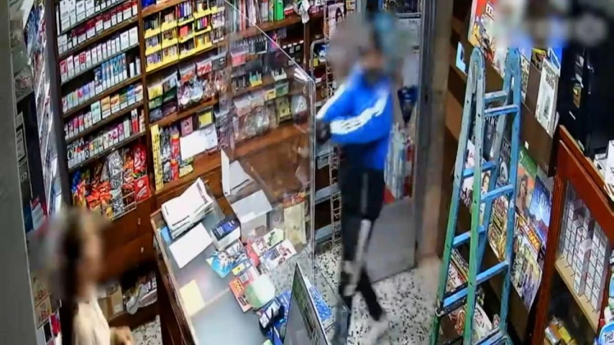 Atracan un estanco a punta de pistola y se les cae el botín al huir