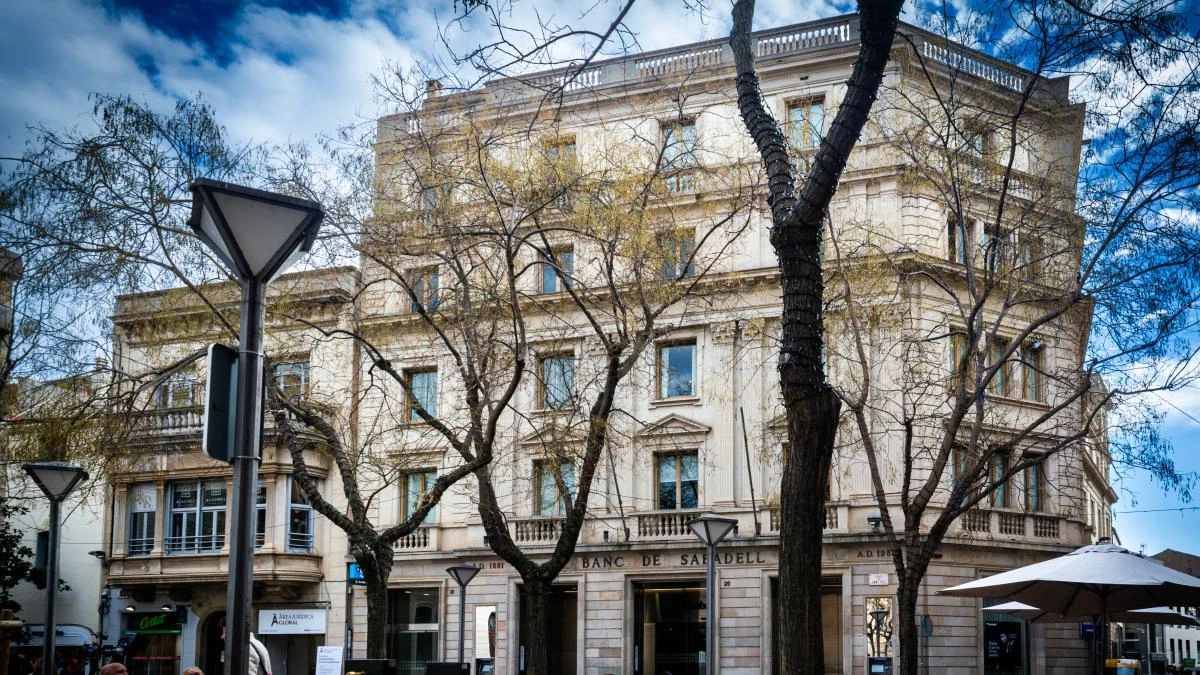 Illa celebra el mantenimiento del Sabadell como entidad independiente