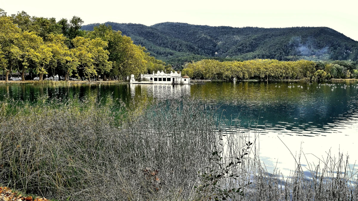 La relajante belleza otoñal de Banyoles
