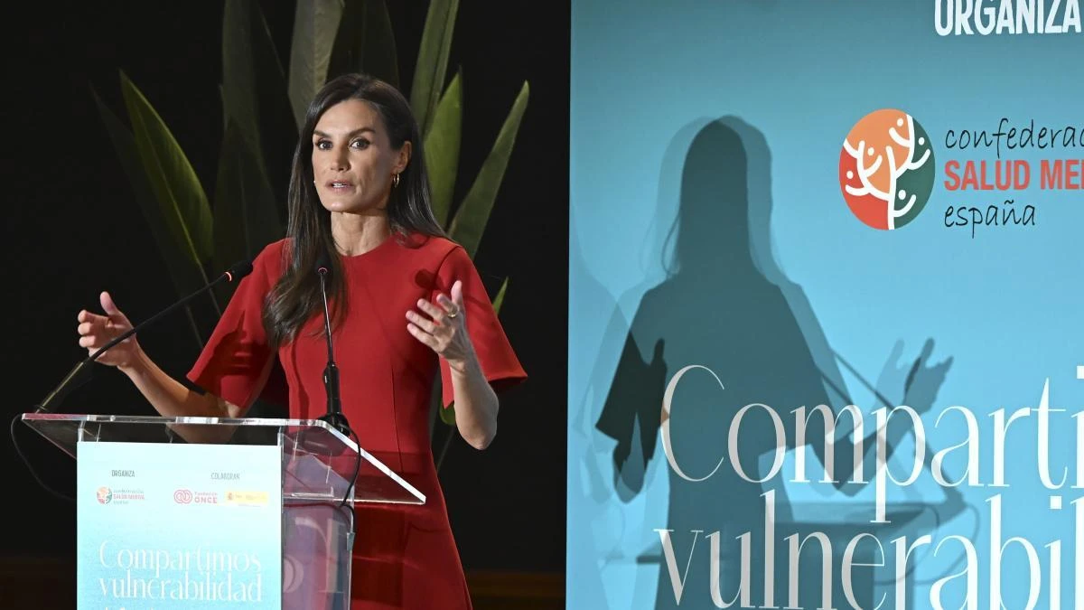 Letizia, de rojo para alertar del impacto emocional que provocan las catástrofes