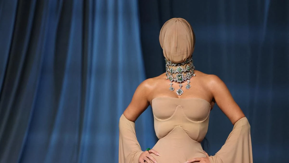 Kim Kardashian reaparece irreconocible con un conjunto de Margiela en la Academy Museum Gala