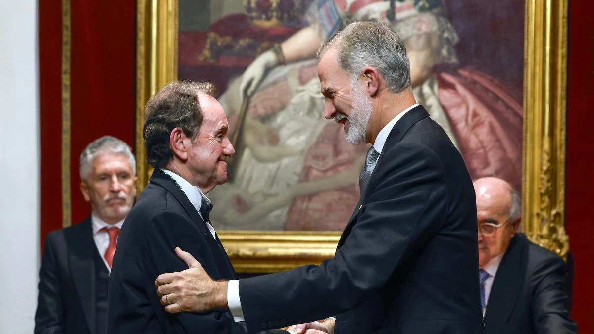 El emocionado abrazo del Rey a Jaime Alfonsín, nuevo académico de Ciencias Políticas