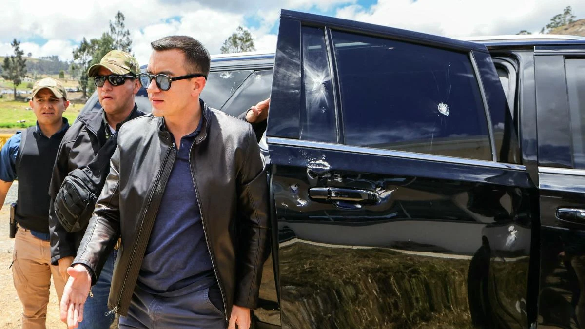 Manifestantes indígenas lanzan piedras contra el coche presidencial de Noboa en protesta por el alza del diésel