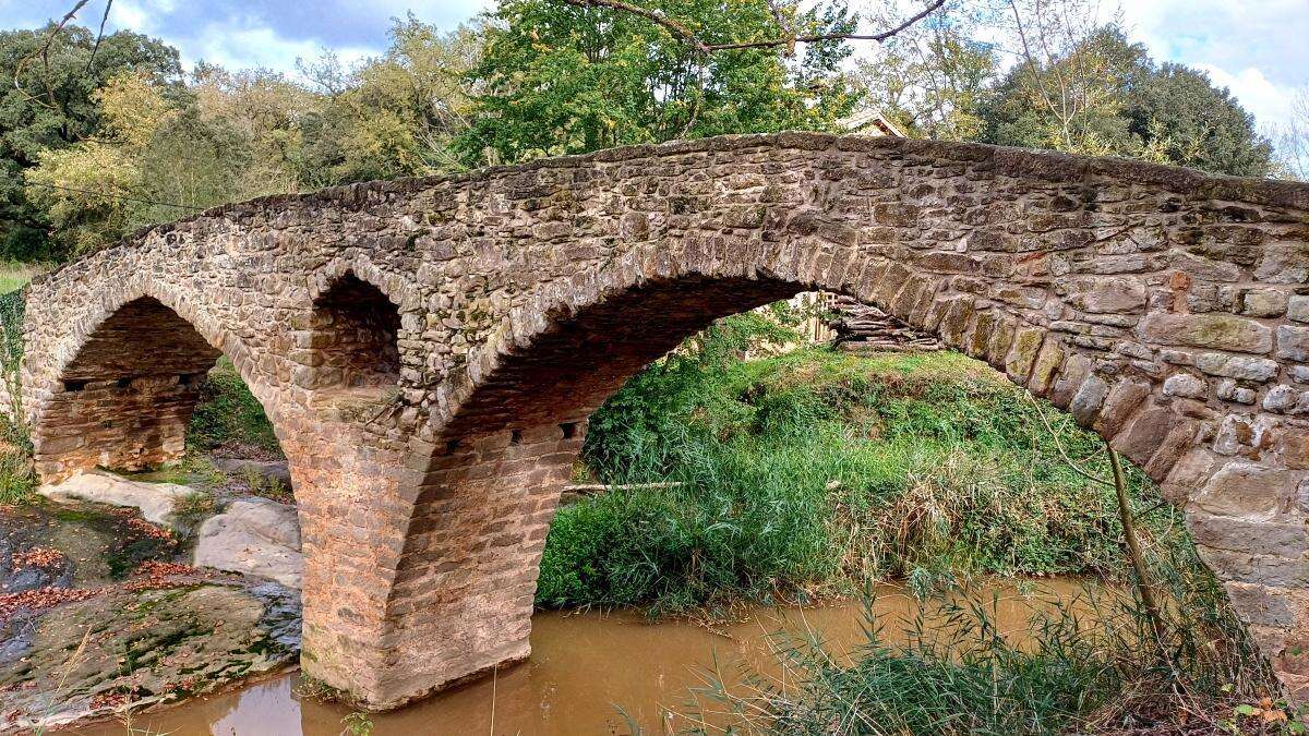 El puente medieval de Sant Martí d'Albars, un camino esencial en la ruta hacia Perafita