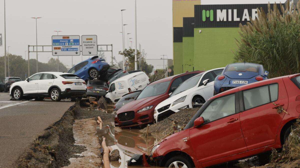 Un hombre busca a su mujer y su hija de tres meses tras huir del coche en el que viajaban de camino a Paiporta