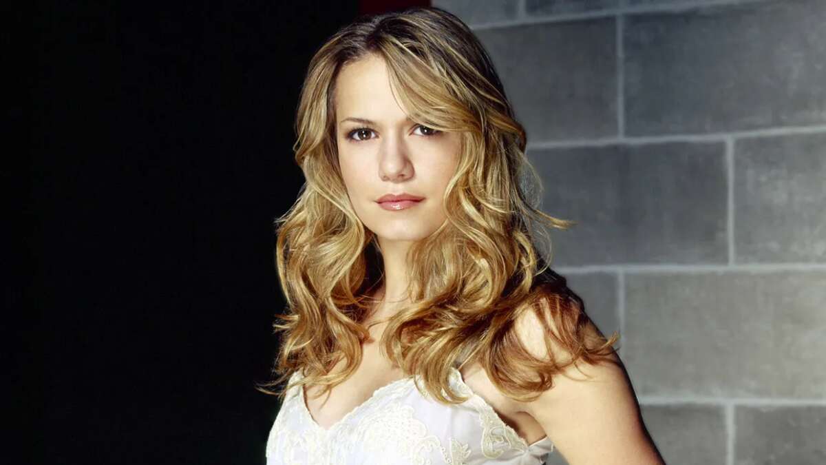 Bethany Joy Lenz, de ‘One Tree Hill’, comparte su lucha para salir de una secta tras una década de manipulación: “Estaba ciega”