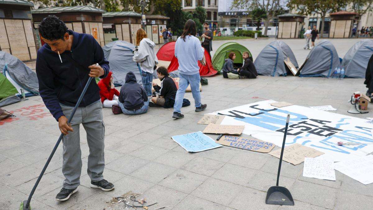 Mazón batalla con la izquierda por la bandera de la vivienda: “Mi solidaridad con los acampados”