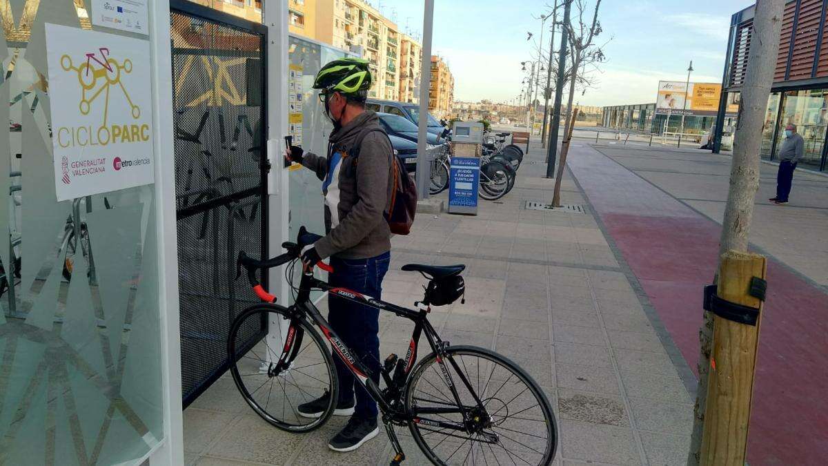 “¿Dónde dejo mi bici?”: los problemas de los usuarios para estacionar en València