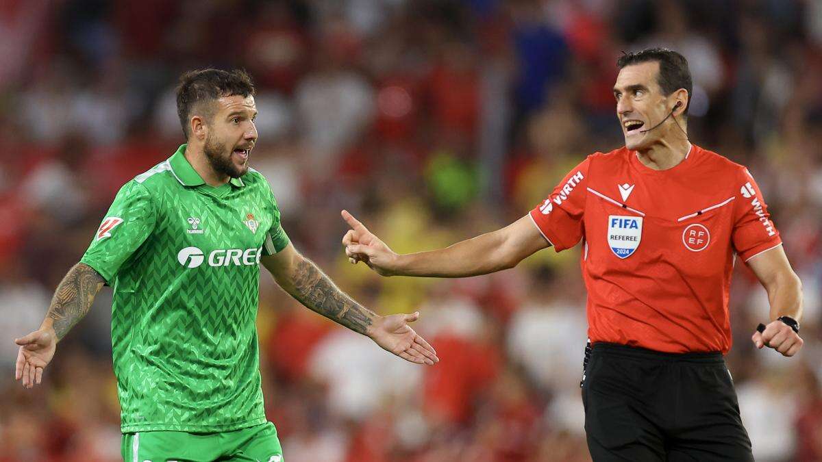 Indignación en el Betis por el penalti en el derbi sevillano: “Si digo lo que pienso me sancionan cuatro partidos”