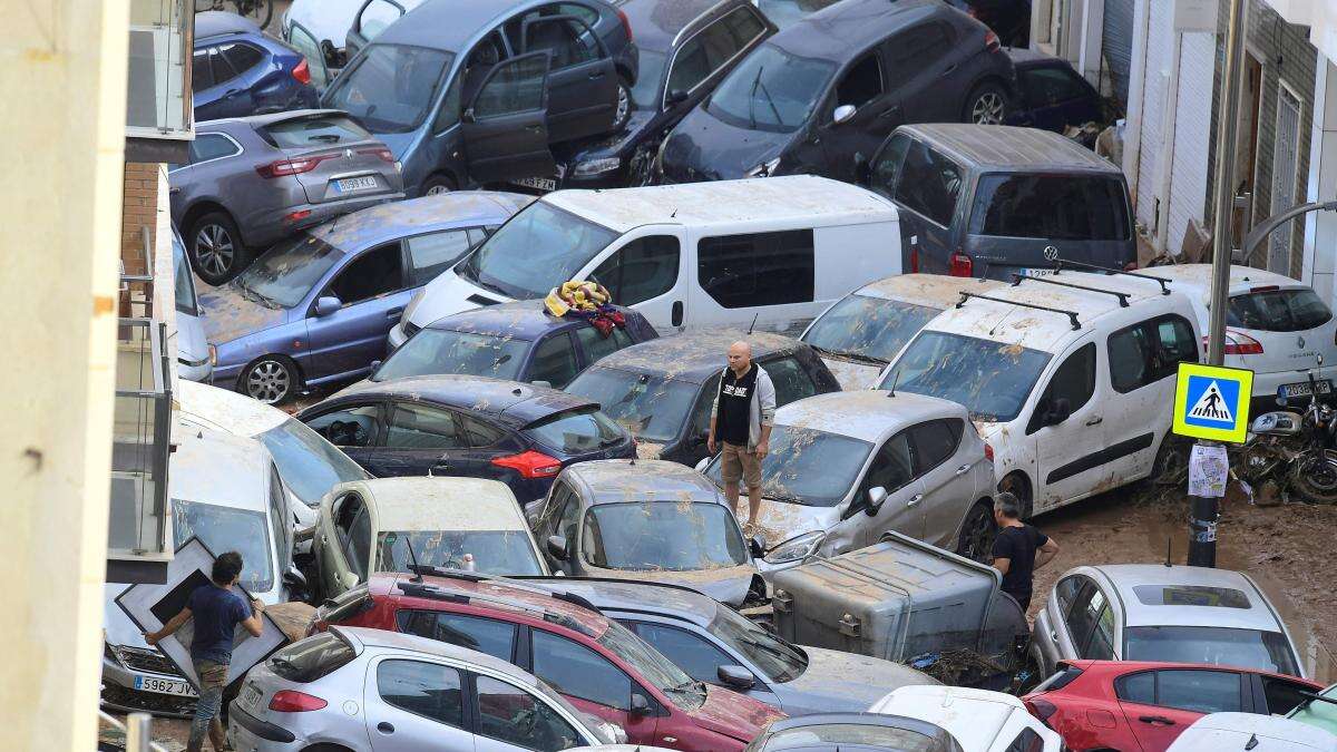 Unas 1.200 personas siguen atrapadas en las carreteras con 5.000 vehículos bloqueados