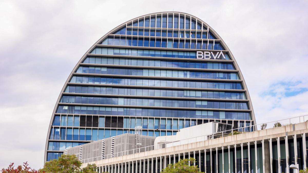 BBVA gana 7.622 millones, un 44% más, y supera su récord en plena opa al Sabadell