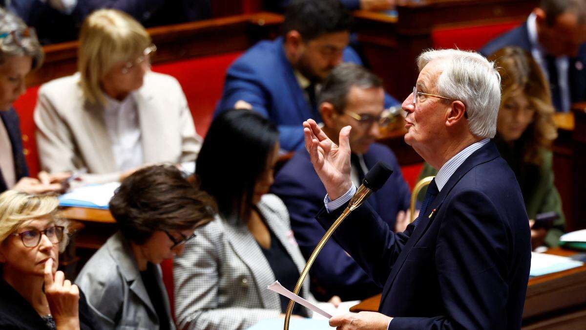 Barnier supera la moción de censura de la izquierda al no sumarse Le Pen