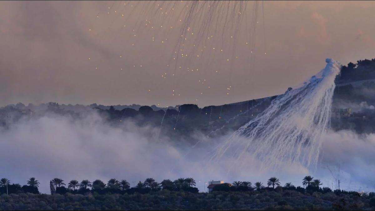 ¿Qué es el fósforo blanco y por qué Israel vulnera las normas internacionales al usarlo como arma?