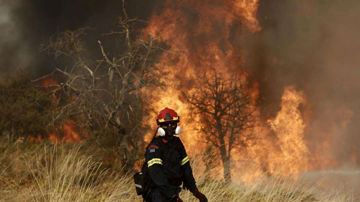 El gran incendio forestal en el sur de Grecia sigue activo por cuarto día consecutivo