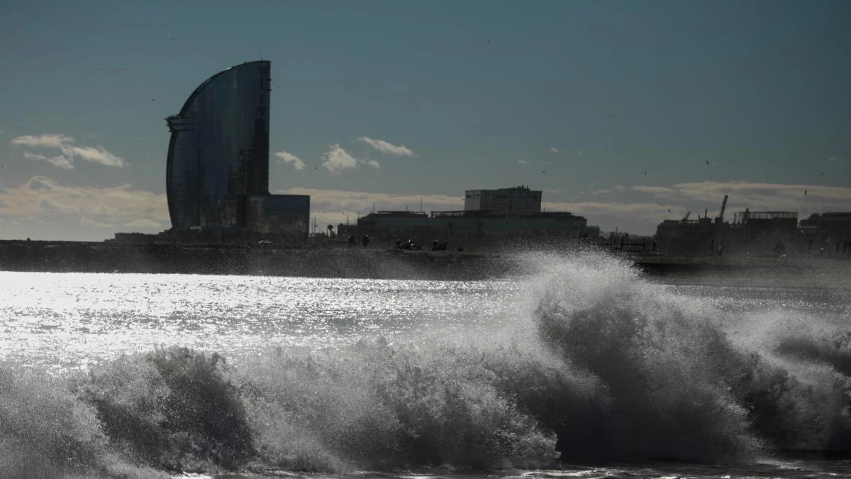 Muere en el hospital el camarero de 50 años agredido en la Barceloneta por un ciclista al regresar a su casa de madrugada junto a su hijo