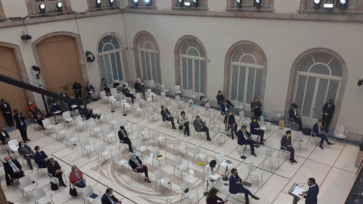 Plantón de muchos diputados a Vox 