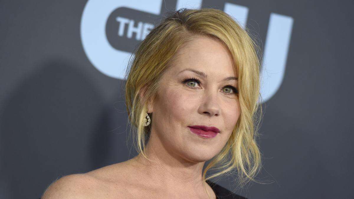 Christina Applegate revela que tiene 30 lesiones en el celebro: 