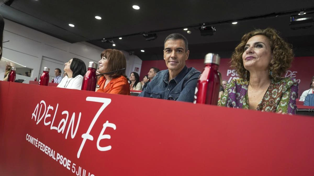 Sánchez intenta reanimar al PSOE: “El capitán se queda a capear el temporal”