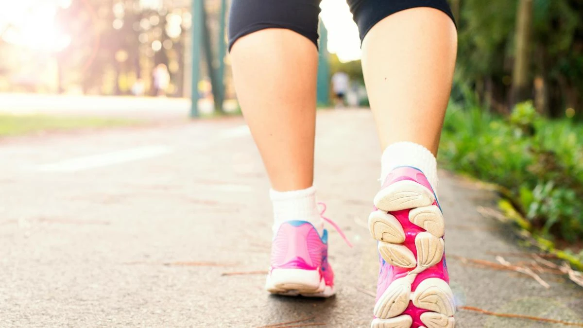 Ajustar el ángulo del pie al caminar puede aliviar el dolor y frenar la artrosis de rodilla