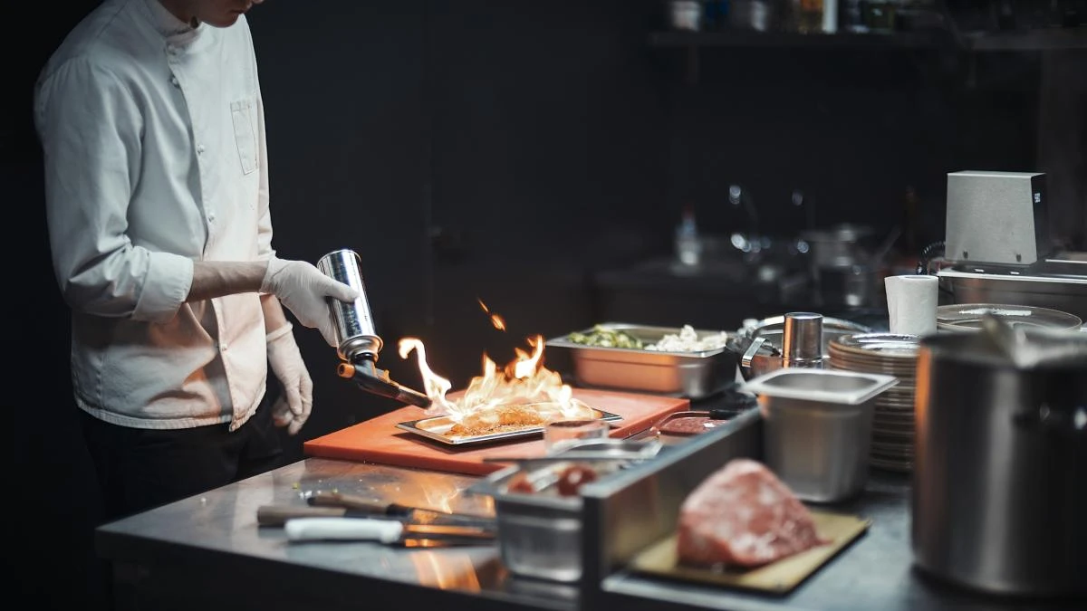 Cena en un restaurante de sushi, pide gel de incendio y ahora está herido grave con quemaduras de segundo y tercer grado