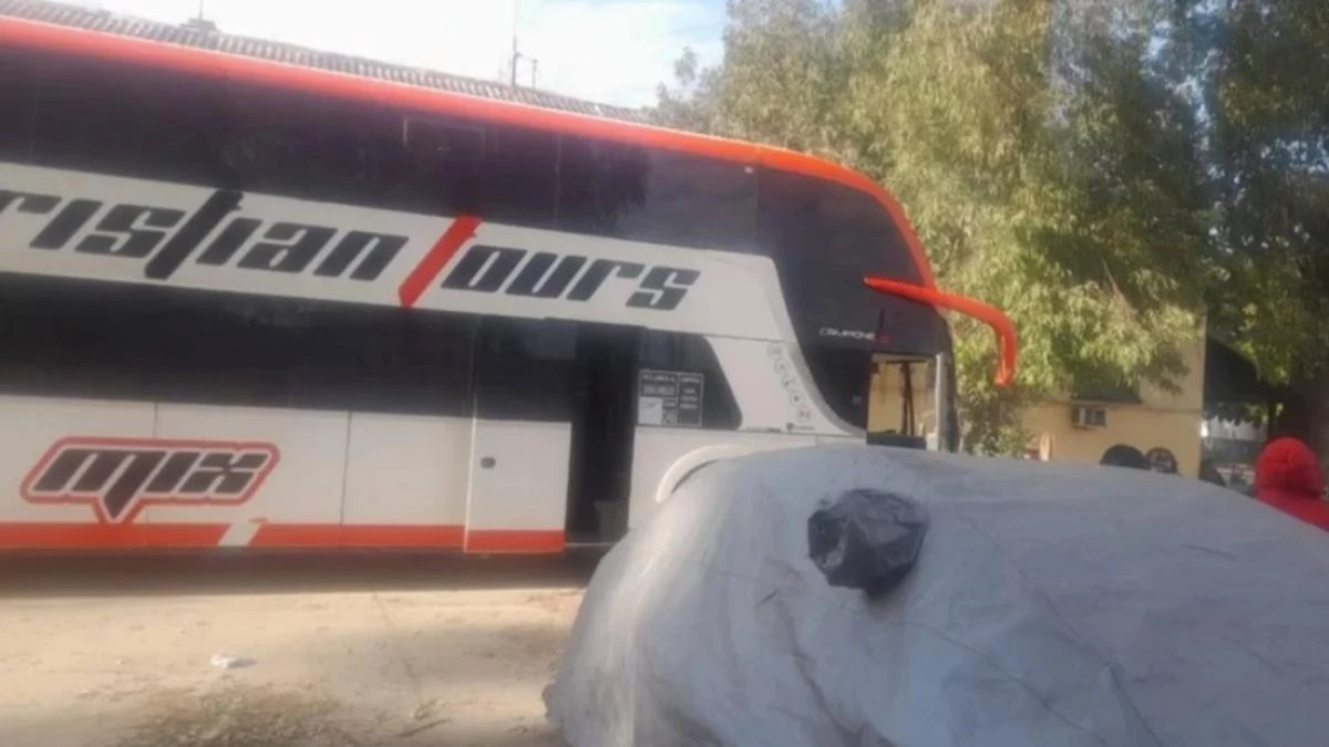“¿De quién son estos 170.000 euros?”: el sorpresivo hallazgo en la bodega de un autobús por el que han retrasado el viaje de todos sus pasajeros