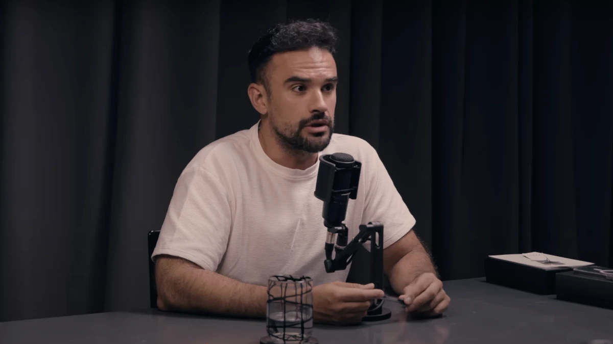 IlloJuan, streamer, 31 años: “Me ha pasado de estar comiendo con mis padres, hablando de algo sensible y duro, y que venga una señora con su niño en videollamada y me plante el móvil en la cara para que lo salude”